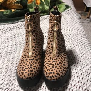 Super cute Dalmatian print platform zip up boots